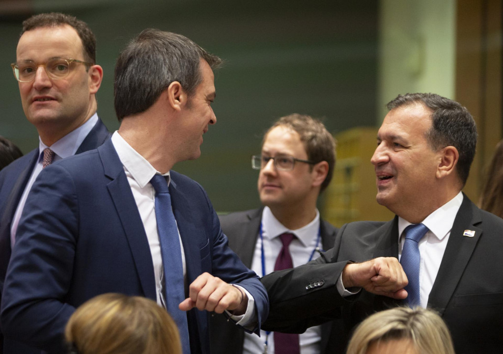 Chorvátsky minister zdravotníctva Vili Beroš (vpravo) a francúzsky minister zdravotníctva Olivier Véran sa zdravia počas stretnutia v Bruseli. FOTO: TASR/AP