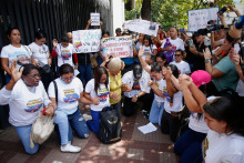 Príbuzní ľudí zadržaných počas protestov proti spochybneným prezidentským voľbám vo Venezuele sa pred Najvyšším súdom modlia za ich prepustenie. FOTO: Reuters