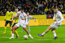 Sprava Matúš Bero (Slovensko), David Strelec (Slovensko) a Gabriel Gudmundsson (Švédsko) počas zápasu 5. kola C-divízie Ligy národov Švédsko - Slovensko v Štokholme. FOTO: TASR/Jaroslav Novák