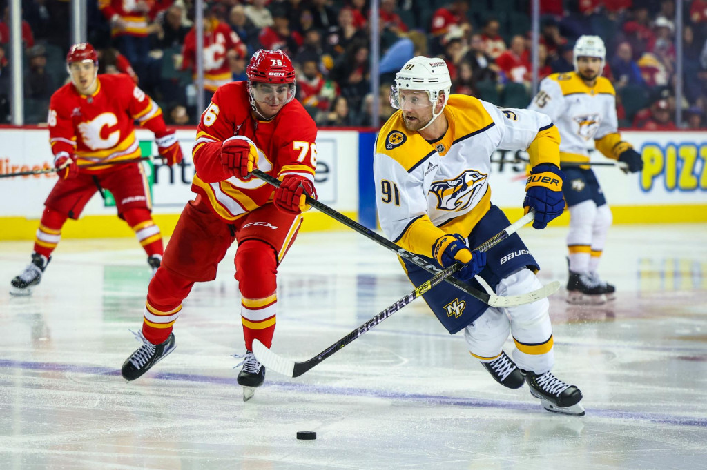 Center Nashvillu Predators Steven Stamkos (91) a center Calgary Flames Martin Pospíšil (76). FOTO: Sergei Belski/Imagn Images