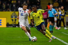 Náš Dávid Hancko, ako aj domáci Alexander Isak patrili k najlepším hráčom na ihrisku, pričom obaja aj skórovali. Z troch bodov sa však napokon tešil hviezdny švédsky zakončovateľ. FOTO: TASR/J. Novák