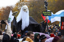 Účastníci protestu v Berlíne, ktorý zorganizovala ruská opozícia. FOTO: Reuters