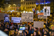 Ľudia držia transparenty počas zhromaždenia troch opozičných strán. FOTO: TASR/Michal Svítok