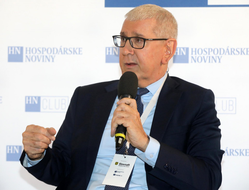 HN Club s tieňov&yacute;mi ministrami hospod&aacute;rstva, pri mikrof&oacute;ne je J&aacute;n Oravec. FOTO: HN/Pavol Funt&Aacute;l