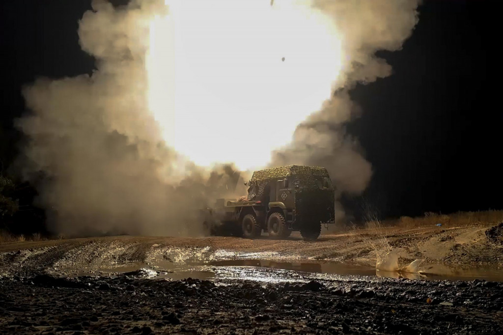 Na snímke z videa zverejnenej ruským ministerstvom obrany ruský raketový útok na Ukrajinu z neznámeho miesta na Ukrajine 14. novembra 2024. FOTO: TASR/AP