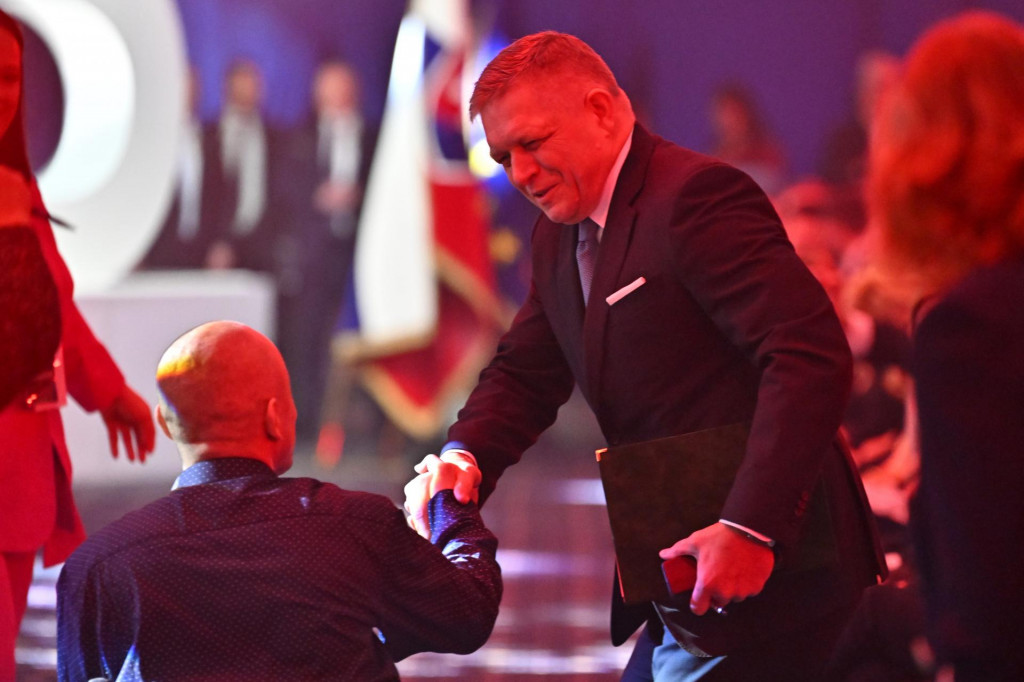 Premiér Robert Fico prichádza na slávnostný snem politickej strany Smer pri príležitosti 25. výročia svojho vzniku. FOTO: TASR/Michal Svítok