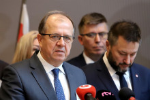 Na snímke prezident Únie miest Slovenska (ÚMS) a primátor mesta Trenčín Richard Rybníček (vľavo) a viceprezident ÚMS a primátor hlavného mesta Bratislava Matúš Vallo (vpravo). FOTO: TASR/Ján Krošlák