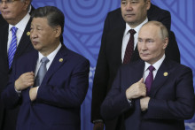 Čínsky prezident Si Ťin-pching (vľavo) a ruský prezident Vladimir Putin počas skupinovej fotografie v rámci summitu skupiny BRICS. FOTO: TASR/AP