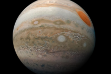 Astronómov veľmi zaujíma Veľká červená škvrna, ktorú sonda Juno zachytila ​​spolu s búrlivou južnou pologuľou Jupitera.