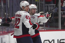 Slovenský hokejista Washingtonu Capitals Martin Fehérváry (vľavo) a jeho spoluhráč Connor McMichael. FOTO: TASR/AP