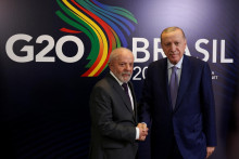 Brazílsky prezident Lula Inacio Lula da Silva si podáva ruku s tureckým prezidentom Tayyipom Erdoganom pred samitom G20 v brazílskom Riu de Janeiro. FOTO: Reuters