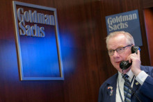 Obchodník pracuje v stánku Goldman Sachs na pôde New York Stock Exchange v New Yorku. FOTO: Reuters