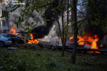 Autá horia na mieste, kde počas ruského útoku na Ukrajinu ruská raketa zasiahla obytnú štvrť v Odese. FOTO: Reuters/Štátna pohotovostná služba Ukrajiny