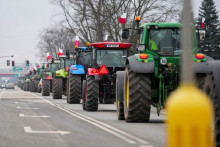 Poľskí farmári používajú traktory na protest proti Zelenej dohode Európskej únie a dovozu ukrajinských poľnohospodárskych produktov v Zakrete pri Varšave. FOTO: Reuters