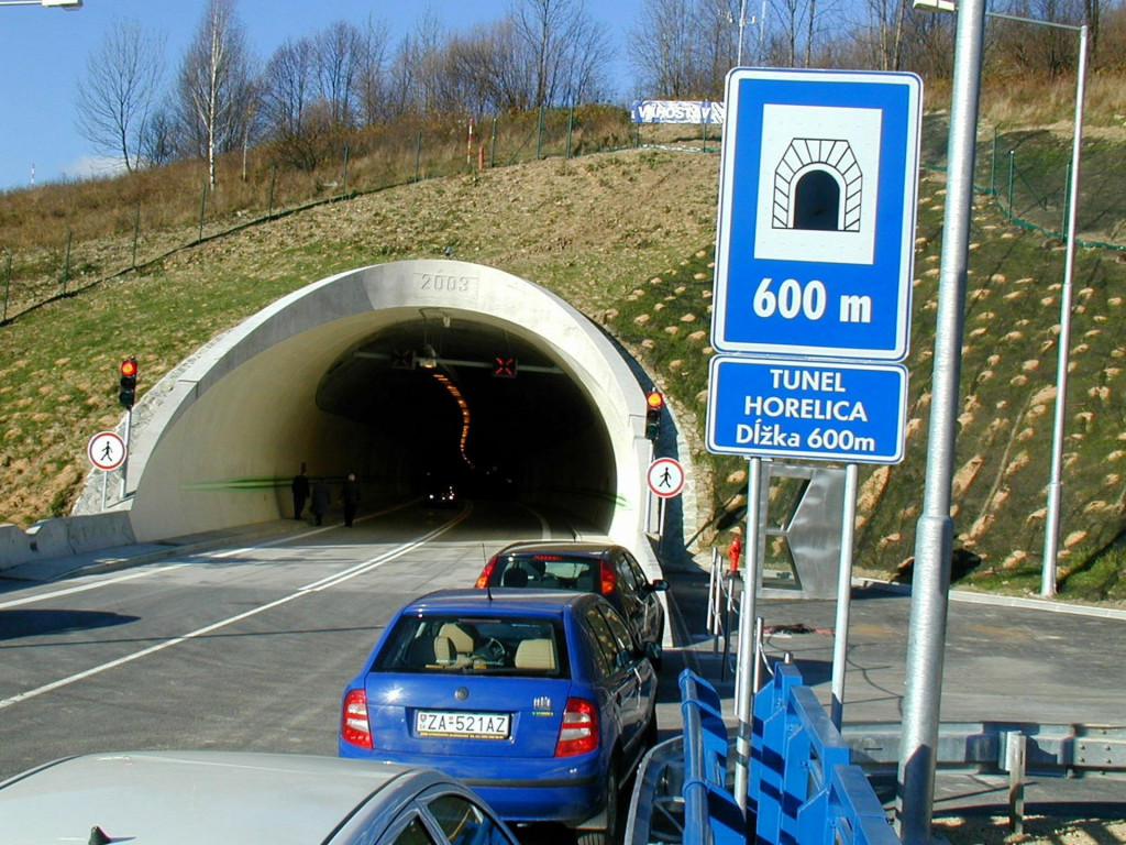 Tunel Horelica otvorili motoristickej verejnosti ako dvojpruh v októbri 2004.  FOTO: TASR/P. Ďurčo