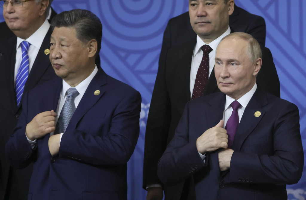 Čínsky prezident Si Ťin-pching (vľavo) a ruský prezident Vladimir Putin počas skupinovej fotografie v rámci summitu skupiny BRICS. FOTO: TASR/AP