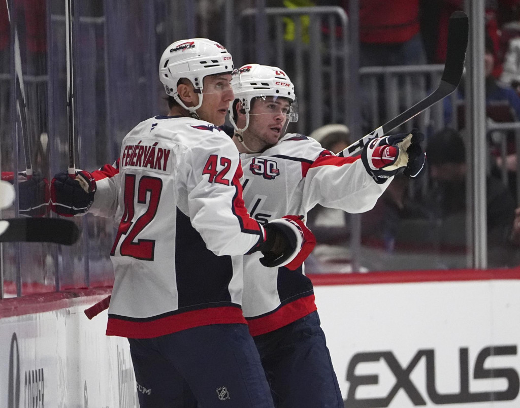 Slovenský hokejista Washingtonu Capitals Martin Fehérváry (vľavo) a jeho spoluhráč Connor McMichael. FOTO: TASR/AP