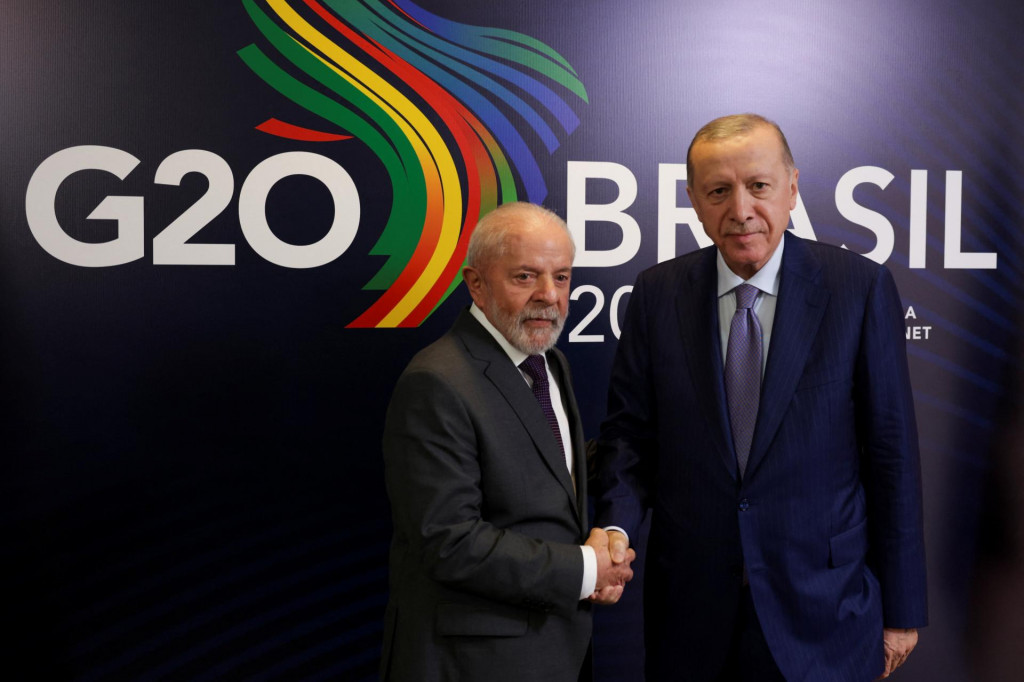 Brazílsky prezident Lula Inacio Lula da Silva si podáva ruku s tureckým prezidentom Tayyipom Erdoganom pred samitom G20 v brazílskom Riu de Janeiro. FOTO: Reuters