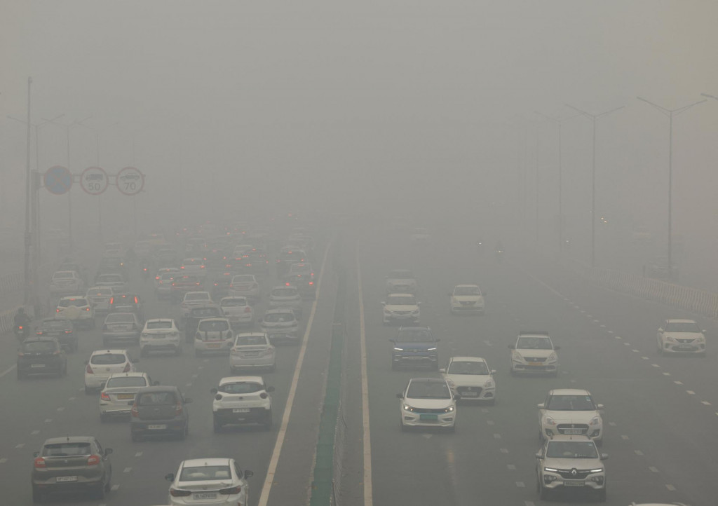 Indická metropola, kde žije 30 miliónov ľudí, bola dnes ráno zahalená do hustej smogovej hmly. FOTO: Reuters