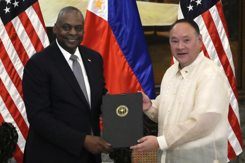 Americký minister obrany LLoyd Austin (vpravo) a jeho filipínsky rezortný kolega Gilberto Teodoro. FOTO: TASR/AP