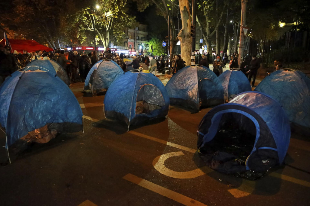 Stany protestujúcich počas zhromaždenia proti výsledkom parlamentných volieb v Gruzínsku. FOTO: TASR/AP