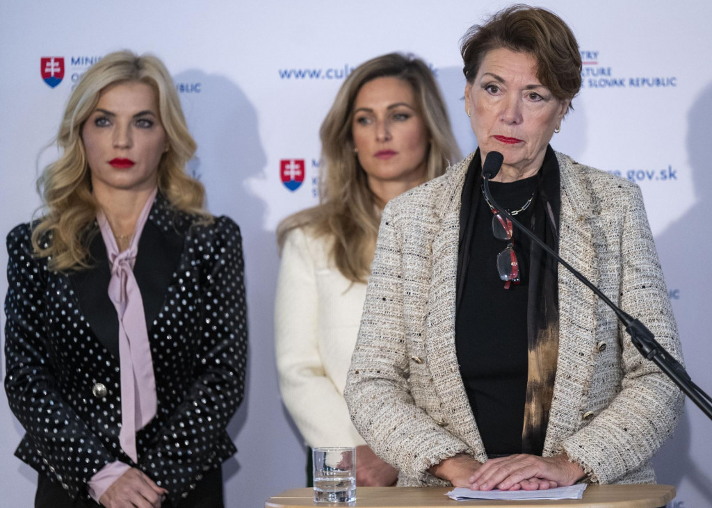 Ministerka kultúry Martina Šimkovičová, riaditeľka Medzinárodného domu umenia pre deti Bibiana Petra Flach a generálna komisárka Medzinárodného domu umenia pre deti Bibiana Zuzana Jarošová. FOTO: TASR/Jakub Kotian