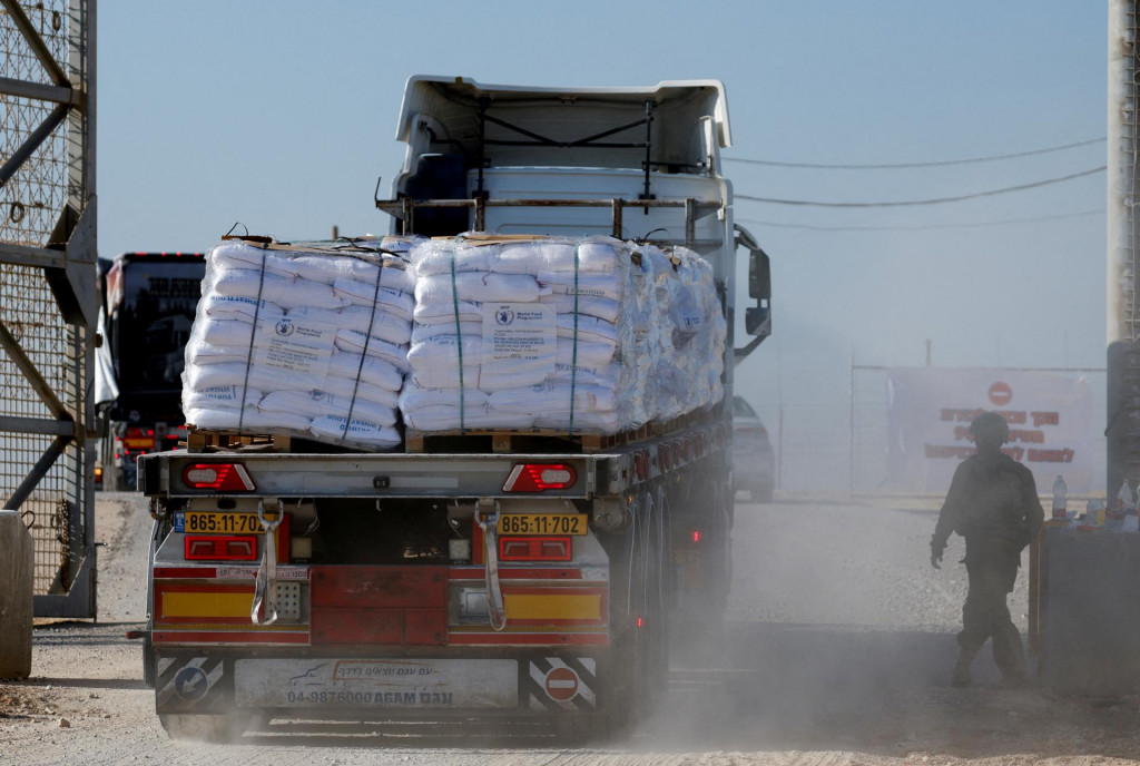 Nákladné auto preváža humanitárnu pomoc určenú do Pásma Gazy. FOTO: Reuters