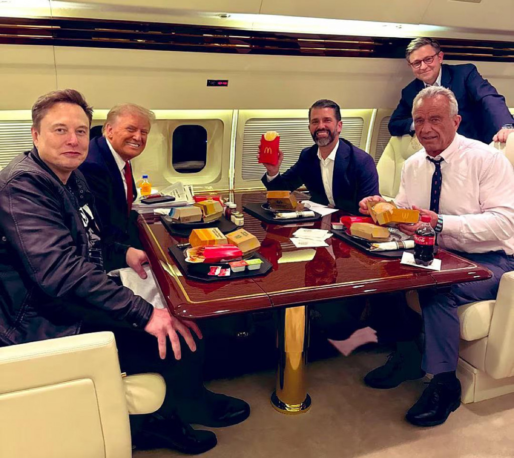 Zľava: Elon Musk, Donald Trump, Donald Trump Jr., Robert F. Kennedy Jr., v pozadí predseda Snemovne reprezentantov Mike Johnson. FOTO: Truth Social/@realdonaldtrump