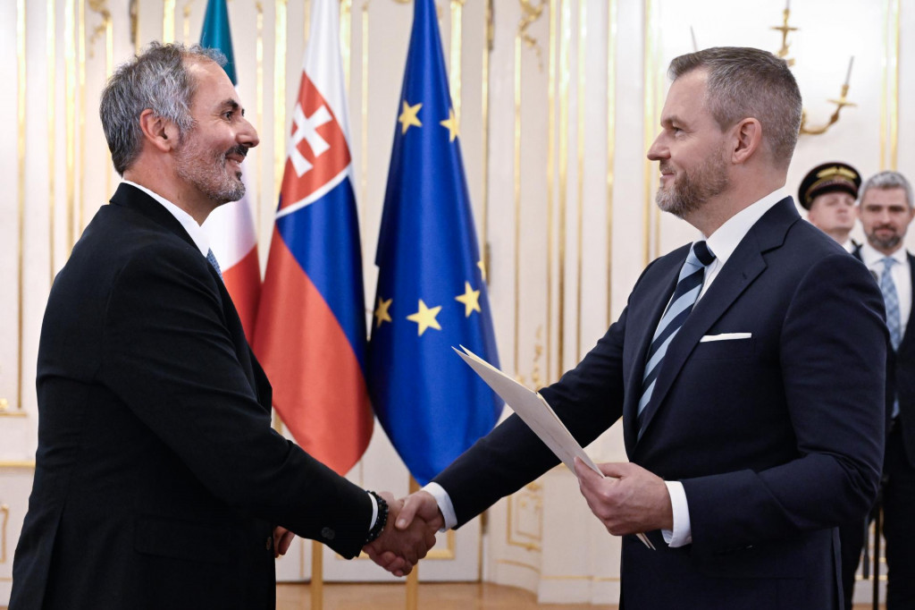 Prezident Peter Pellegrini a vľavo mimoriadny a splnomocnený veľvyslanec Talianskej republiky v SR Gianclemente De Felice. FOTO: TASR/Pavel Neubauer