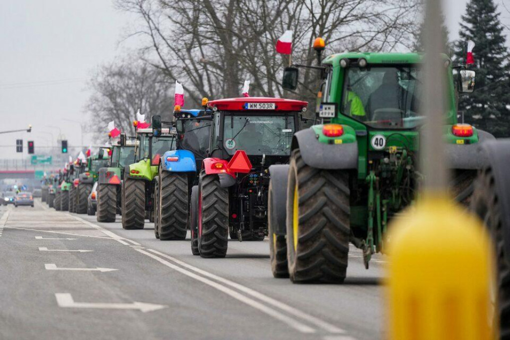 Poľskí farmári používajú traktory na protest proti Zelenej dohode Európskej únie a dovozu ukrajinských poľnohospodárskych produktov v Zakrete pri Varšave. FOTO: Reuters