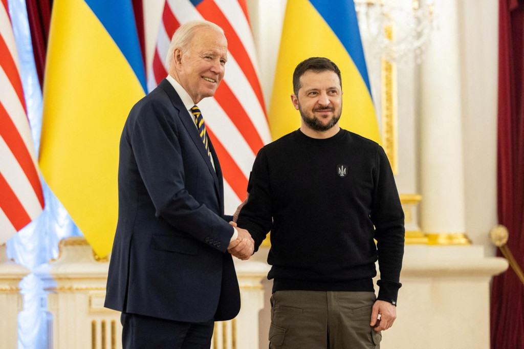 Ukrajinský prezident Volodymyr Zelenskyj a americký prezident Joe Biden. FOTO: Reuters