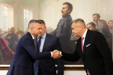 Peter Pellegrini si podáva ruku s Andrejom Dankom. FOTO: archív HN