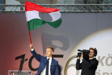 Péter Magyar máva maďarskou vlajkou počas demonštrácie, ktorú organizoval so svojou stranou TISZA. FOTO: Reuters