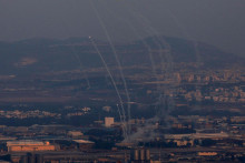 Izraelská obrana útočí na rakety Hizballáhu. FOTO: Reuters