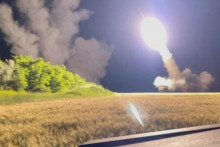 Raketomet HIMARS v nešpecifikovanej lokalite blízko frontovej línie na Ukrajine. Na ruské územie nimi Ukrajinci v skutočnosti môžu strieľať už od mája. FOTO: Reuters