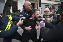 Polícia zasahuje počas zhromaždenia proti výsledkom parlamentných volieb, ktoré bolo údajne zmanipulované v gruzínskom meste Tbilisi. FOTO: TASR/AP