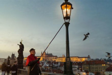 Staropražský lampár vdychuje svetlo plynovým lampám na Karlovom moste