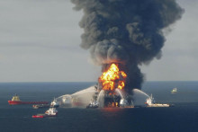 Požiar po výbuchu na ropnej plošine Deepwater Horizon v roku 2010. Zahynulo jedenásť pracovníkov a na hladine vznikla osemkilometrová škvrnu. FOTO: Reuters