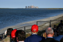 Novozvolený americký prezident Donald Trump sleduje štartu šiesteho skúšobného letu rakety SpaceX Starship v Brownsville v Texase. FOTO: REUTERS