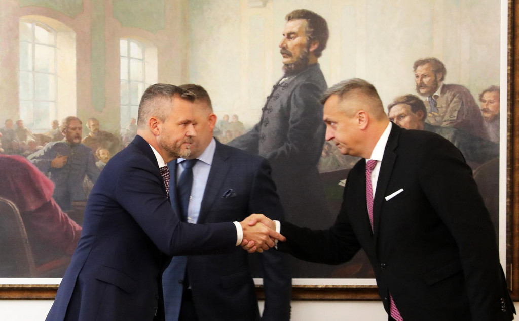 Peter Pellegrini si podáva ruku s Andrejom Dankom. FOTO: archív HN