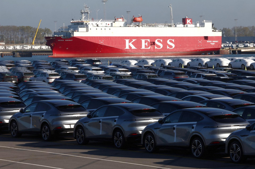 Nové elektrické vozidlá spoločnosti Xpeng vyrobené v Číne sú zaparkované v prístave Zeebrugge v Belgicku. FOTO: Reuters