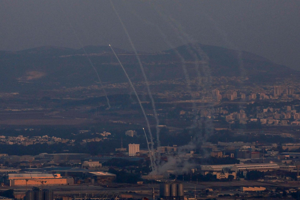 Izraelská obrana útočí na rakety Hizballáhu. FOTO: Reuters