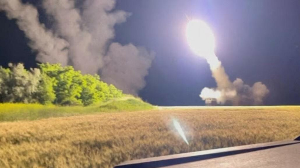 Raketomet HIMARS v nešpecifikovanej lokalite blízko frontovej línie na Ukrajine. Na ruské územie nimi Ukrajinci v skutočnosti môžu strieľať už od mája. FOTO: Reuters