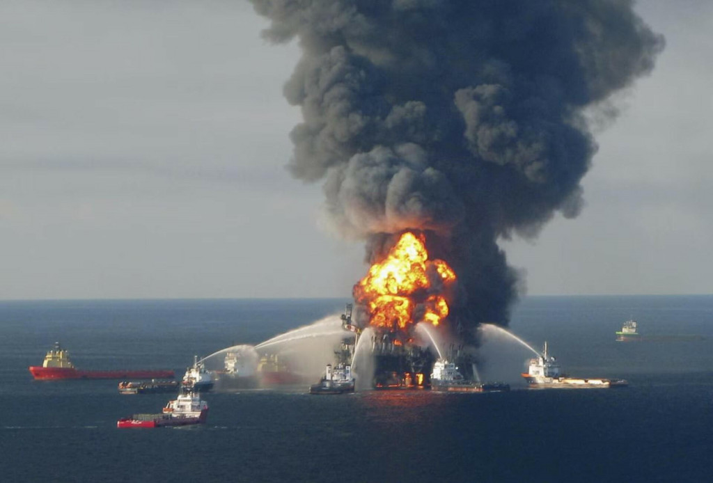 Požiar po výbuchu na ropnej plošine Deepwater Horizon v roku 2010. Zahynulo jedenásť pracovníkov a na hladine vznikla osemkilometrová škvrnu. FOTO: Reuters