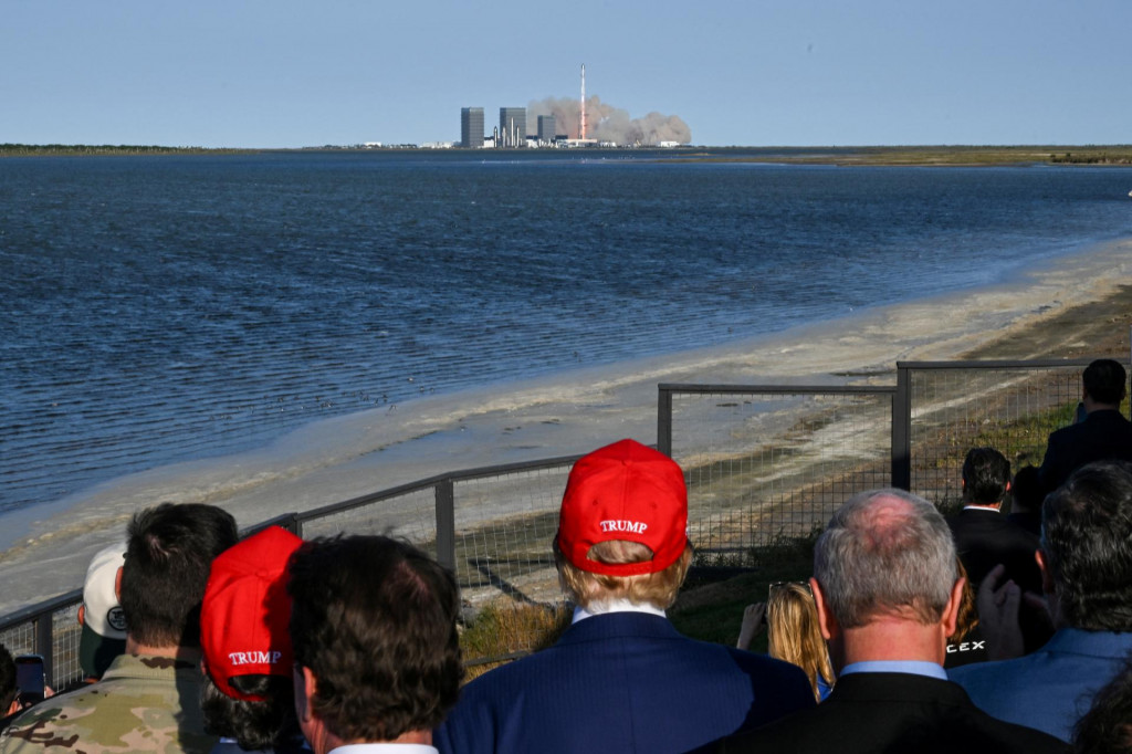 Novozvolený americký prezident Donald Trump sleduje štartu šiesteho skúšobného letu rakety SpaceX Starship v Brownsville v Texase. FOTO: REUTERS