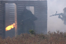 Na videosnímke, ktorú zverejnilo ruské ministerstvo obrany, sú ruskí vojaci počas výcviku na neznámom mieste na Ukrajine. FOTO: TASR/AP