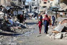 Palestínčania v Gaze. FOTO: Reuters