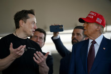 Na snímke Elon Musk a Donald Trump. FOTO: Reuters