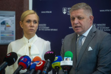 Ministerka hospodárstva Denisa Saková a premiér Robert Fico. FOTO: TASR/Jakub Kotian