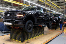 Pickup Ford F-150 na montážnej linke v závode nákladných áut Dearborn v Dearborne v Michigane v USA. FOTO: Reuters